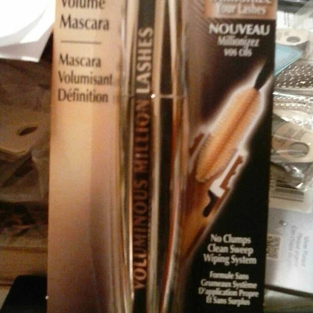 NWT L,OREAL VOLUMINOUS MILLION LASNES 645 BLACK